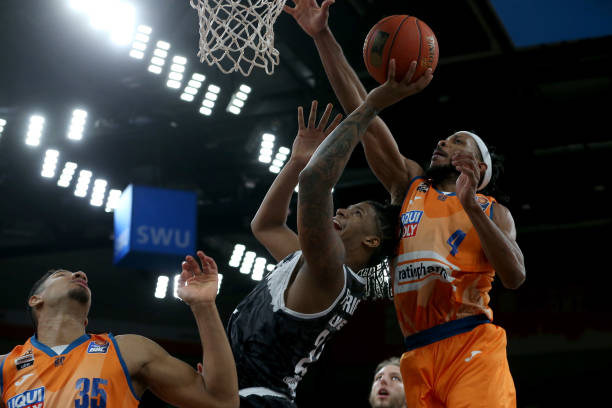 舆论中塑造 舆论中塑造